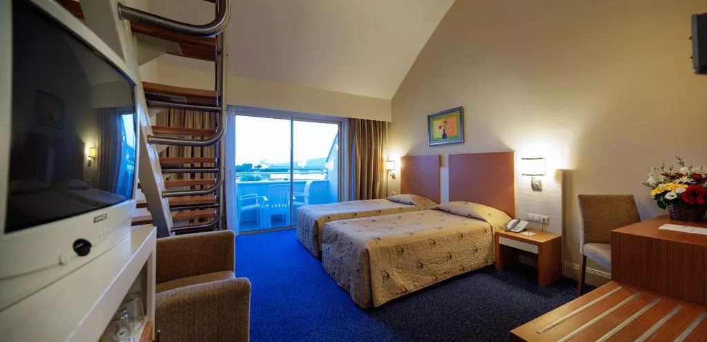 Crystal Admiral Resort Suites & SPA